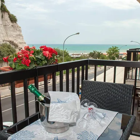 A Un Passo Dal Mare Bed and Breakfast Βιέστε